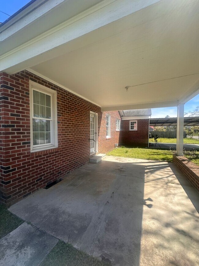 Building Photo - 3 Bed 2 Bath Brick Home with Fenced in Backyard and Additional Living Space