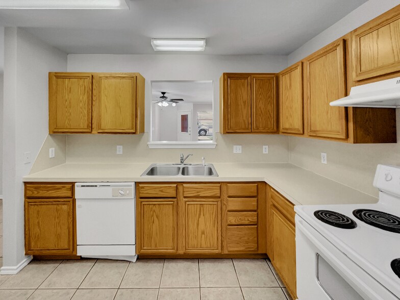 Building Photo - 511 N Brentwood Ave