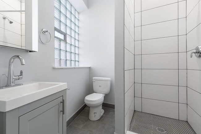 Building Photo - 7618 N Eastlake Terrace