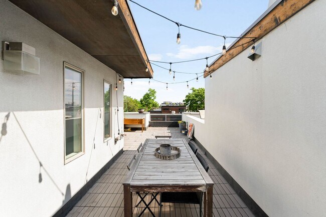 Building Photo - Modern 2BD, 2BA LoHi Townhome with Rooftop...