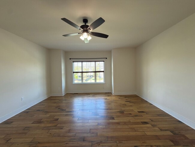 Building Photo - Spacious 4 Bed 3.5 Bath Home in Round Hill VA For Rent!