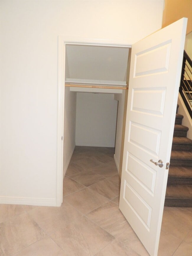 Building Photo - 4 Bedroom 2.5 Bathroom