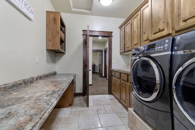 Building Photo - 5605 N Morpheus Pl