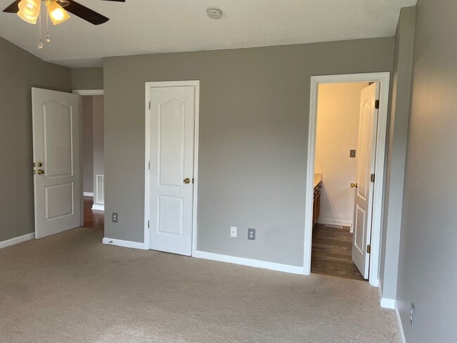 Building Photo - 3-4 Bed with 2 full baths and 2 car garage...
