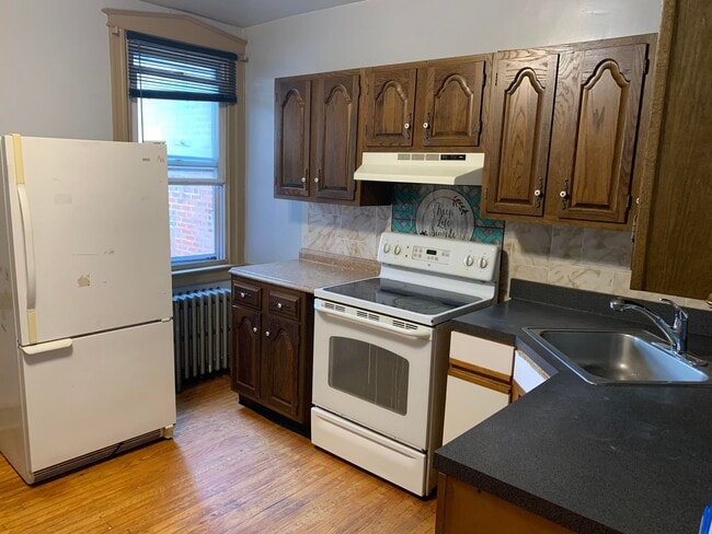 kitchen photo 1 - 4117 L St