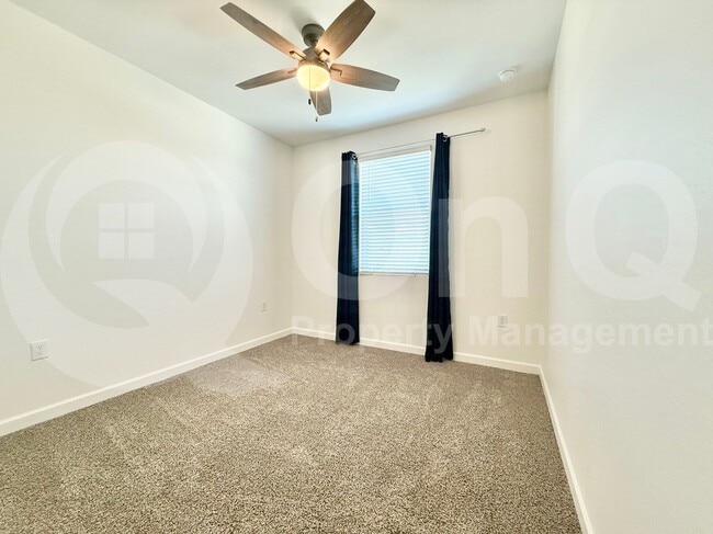Building Photo - 3246 W Sable Ave