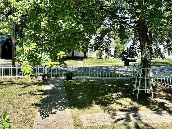 Building Photo - 710 Neil St