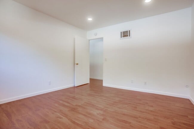 Building Photo - Cute Oceanside condo with garage parking!