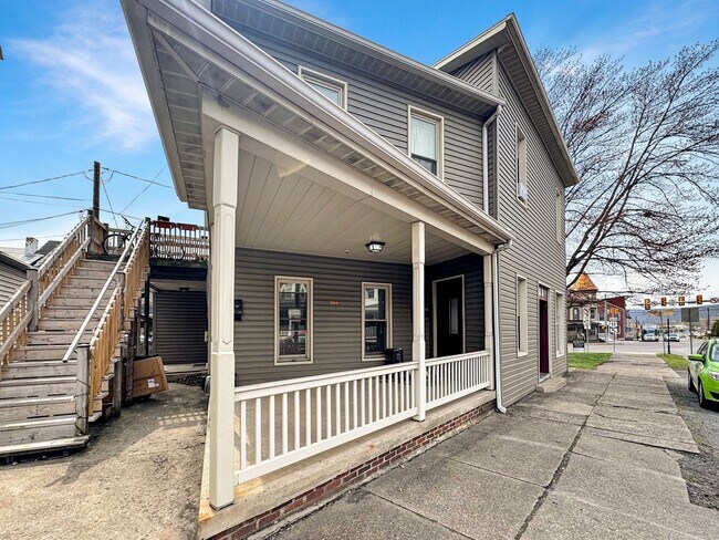 Building Photo - 144 Bloom St