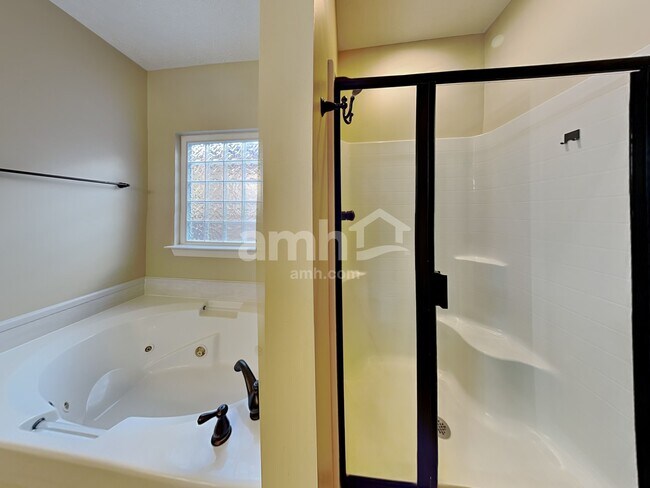 Building Photo - 824 Daybreak Dr