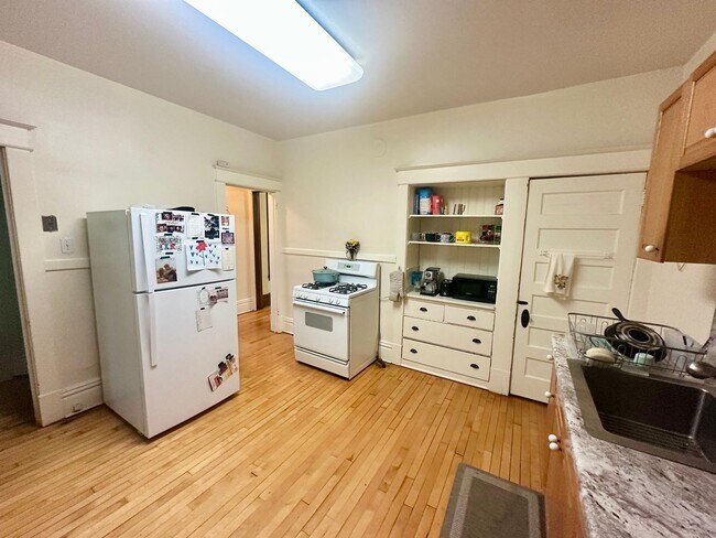 Building Photo - Spacious 3-Bedroom w/ Sundeck & In-Unit La...