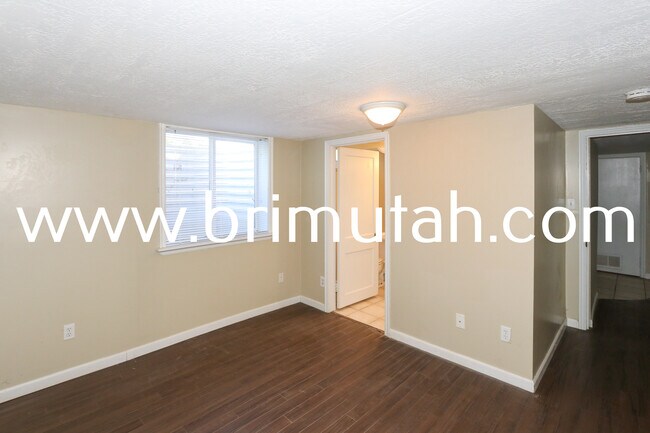 Building Photo - 1239 E Ridgedale Ln