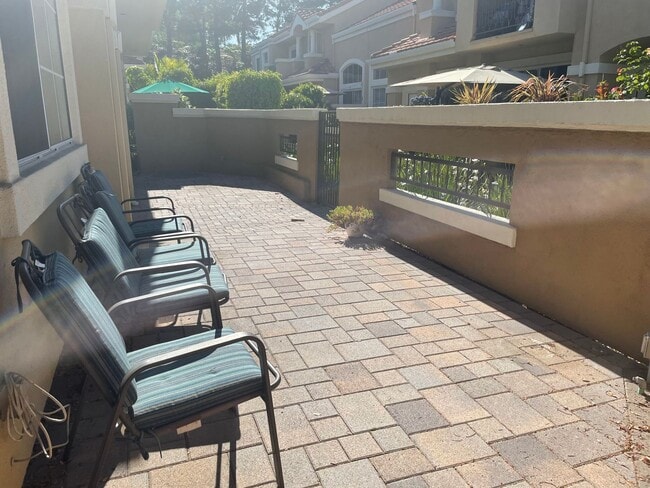 Building Photo - Spacious 3 Bedroom 2.5 Bathroom in Aliso Viejo