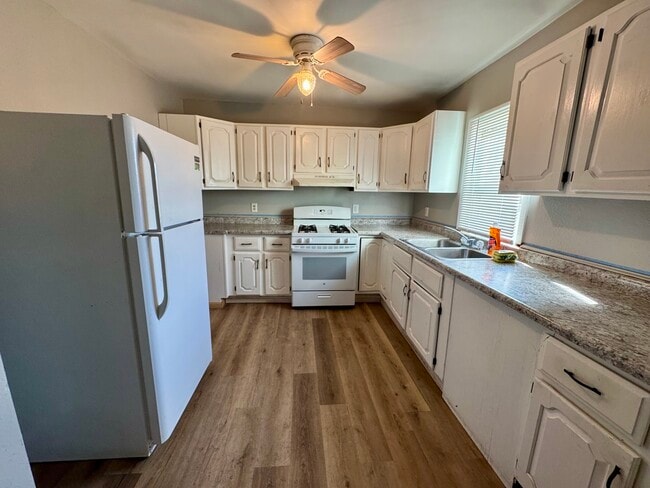 Building Photo - 1341 W 4th St