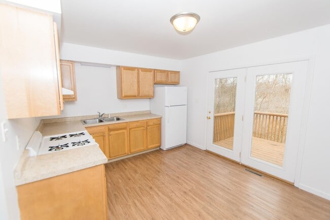 Building Photo - Spacious 2 bedroom / 1 bathroom Duplex for...