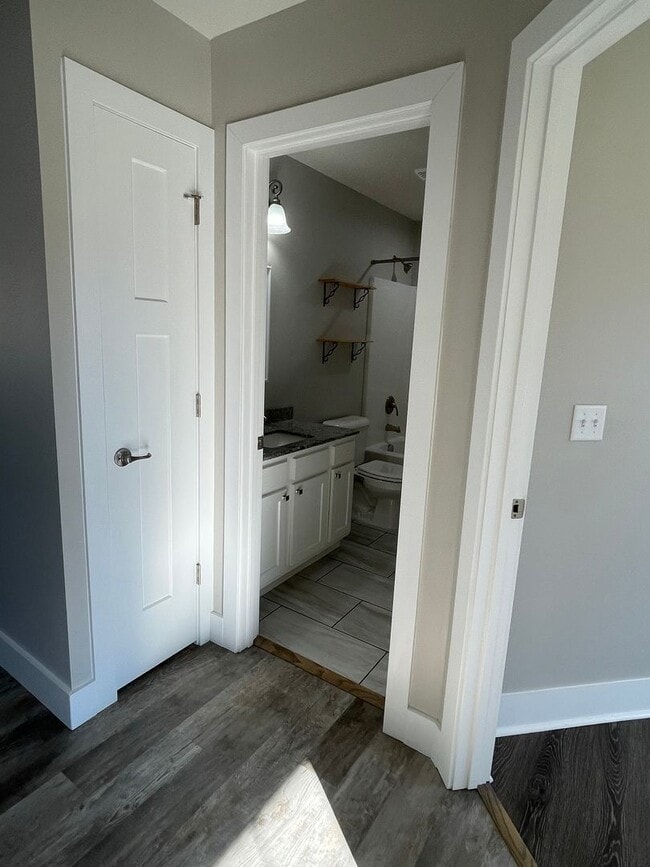 Building Photo - Built in 2020! 3 Bed 2 Bath w/ FENCE and UF Walk Out Basement