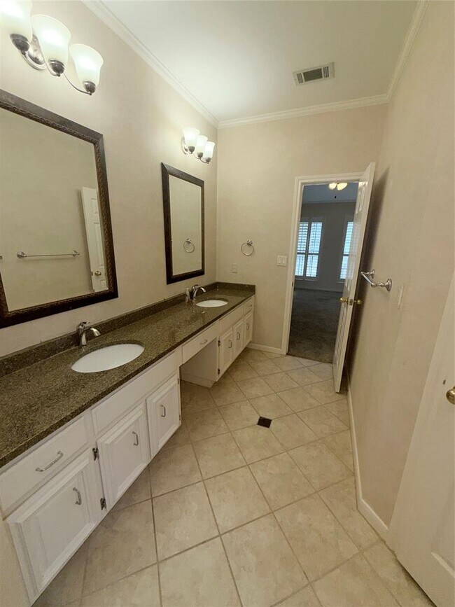 Building Photo - 611 Rolling Green Dr