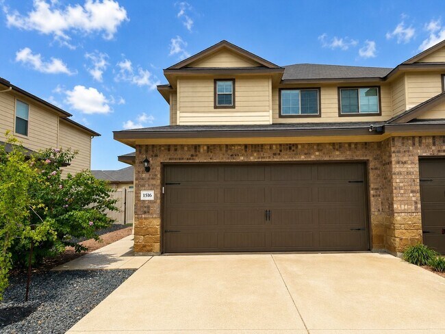 Building Photo - Come Home to Comfort & Style in Seguin, TX!