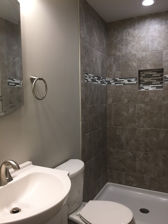 Master Bath - 204 22nd St