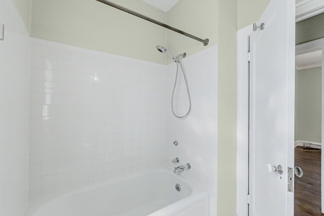 Building Photo - 5742 N Francisco Ave