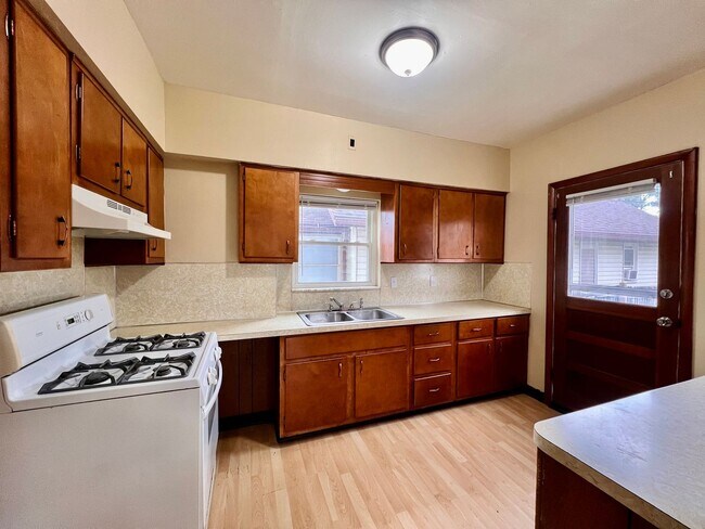 Building Photo - 3 Bedroom House - East Toledo