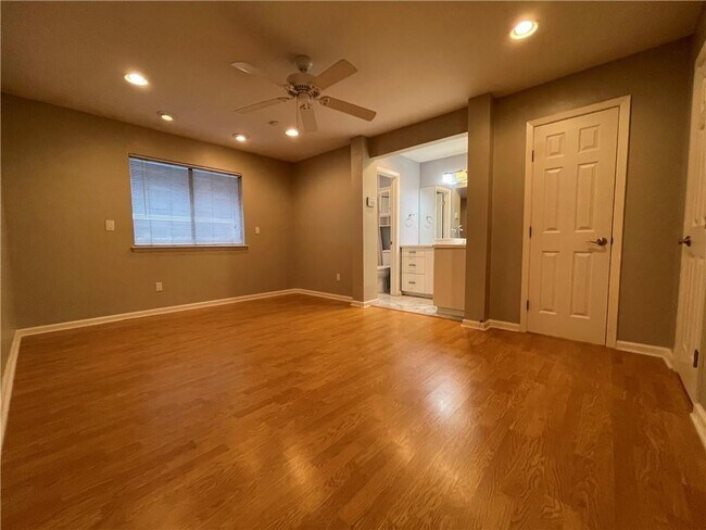 Building Photo - 8406 Birmingham Dr