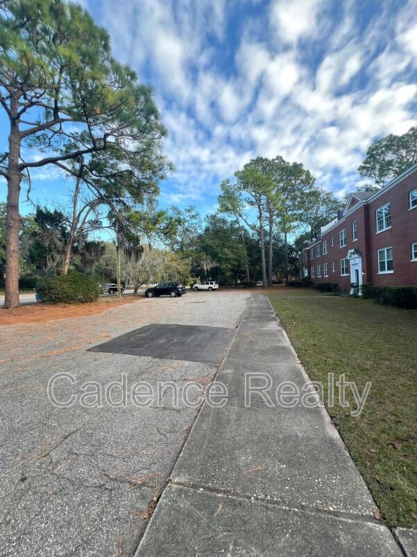 Building Photo - 2940 Oleander Dr