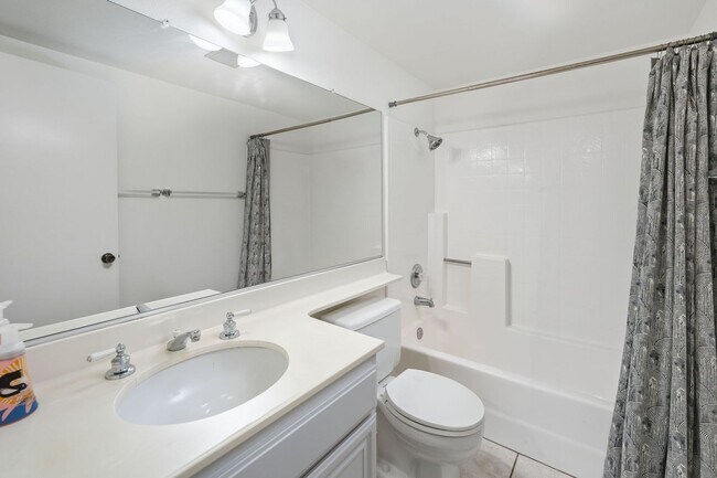 Building Photo - Sparkling Clean 3 Bedroom, 2 Bath Home with a View!