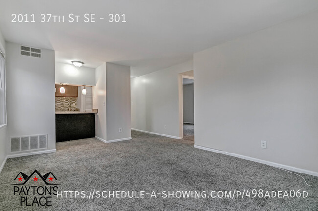 Building Photo - Spacious condo unit in well kept building.