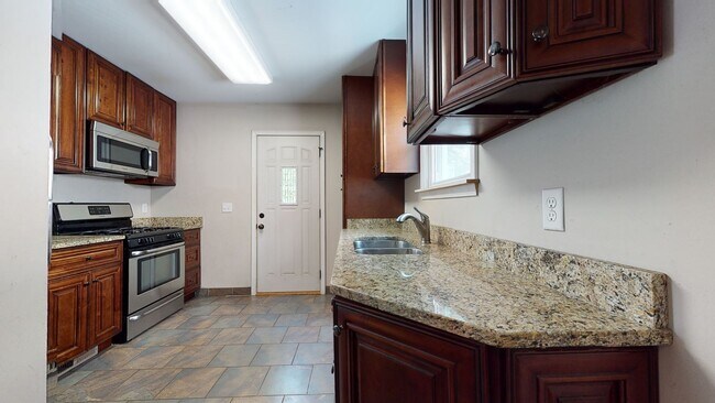 Building Photo - Affordable 4 Bedroom House - Close to U of...