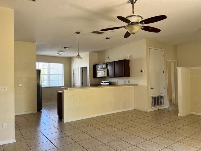 Building Photo - 209 Round Man St