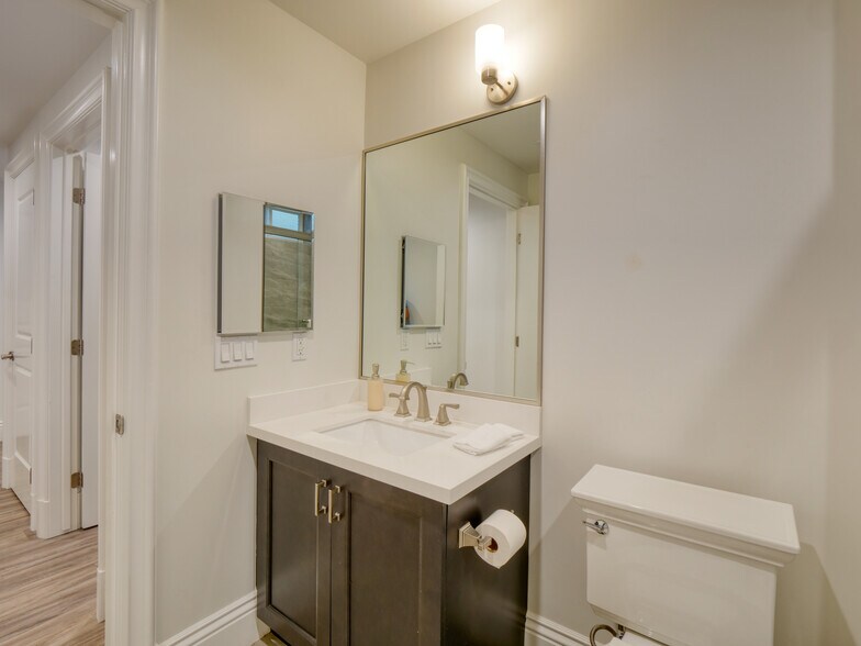 Building Photo - 911 S Shenandoah St