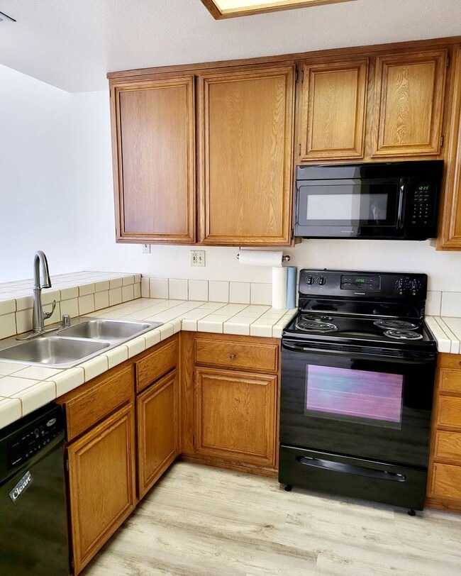 Building Photo - View 2bed 2.5bath, 3 Balconies, 2 Car Garage, pool in Tierrasanta!
