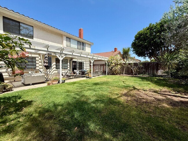 Building Photo - Luxury and Spacious Townhouse with Large Fenced Yard! Double Car Garage!