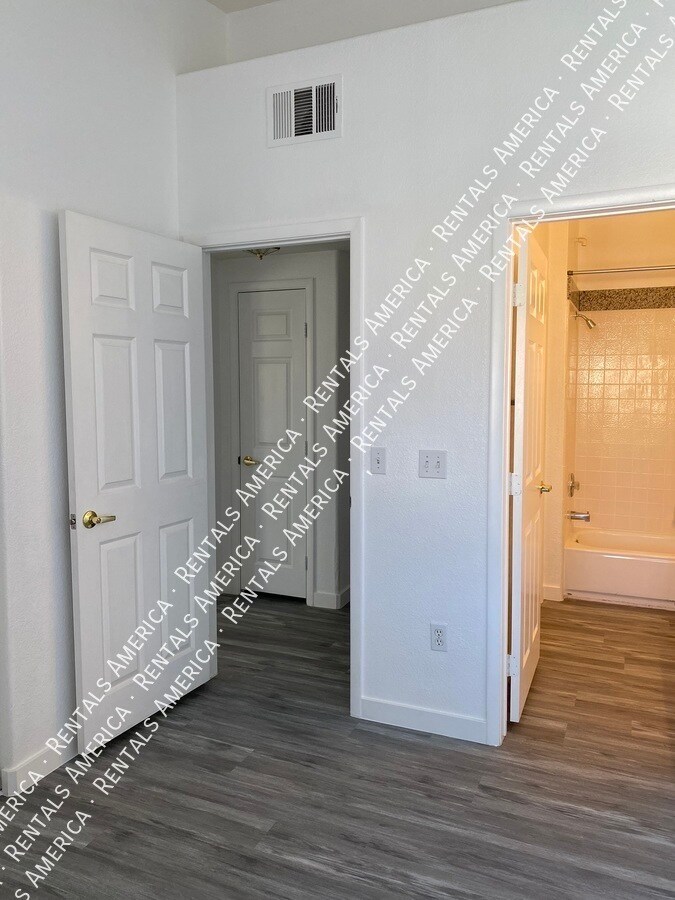 Building Photo - 401 Amber Pine St