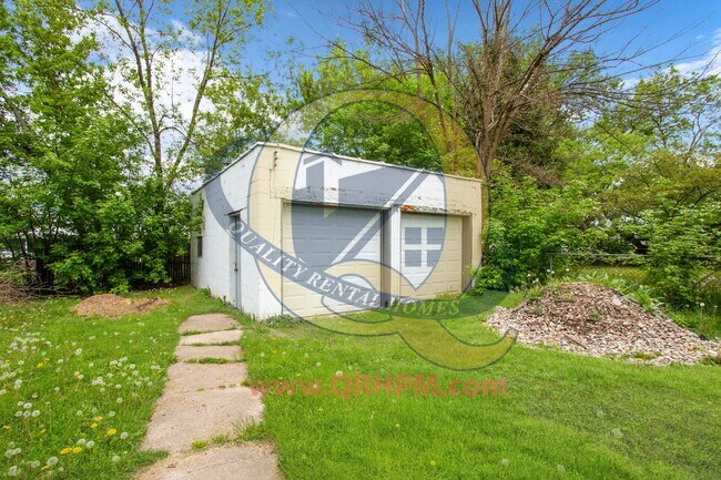 Building Photo - Available Now! 2 beds with Garage!