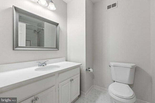 Building Photo - 4880 Chevy Chase Dr