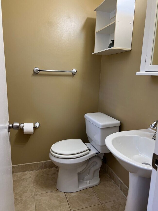 Building Photo - Knoxville 37921 - 3 bedroom 1.5 bath home - call Adam Sharp 865-254-0980