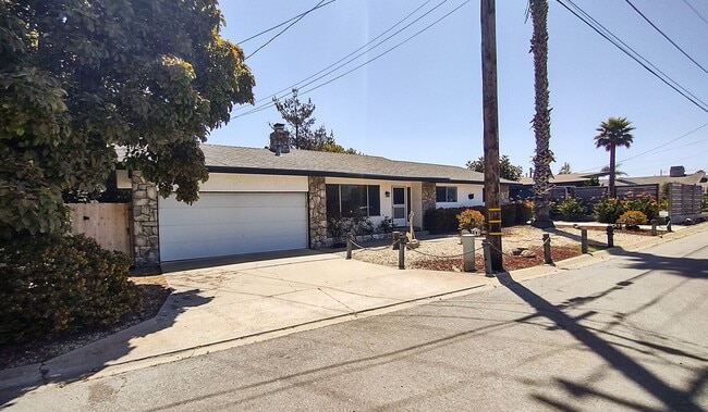 Building Photo - 3 bedroom, 2 bath home in the desirable be...