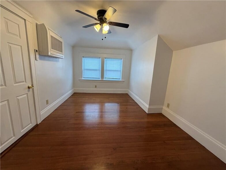 Building Photo - 87 Bentley St