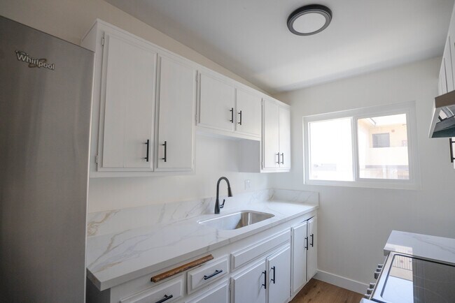 Building Photo - 821 W 167th St