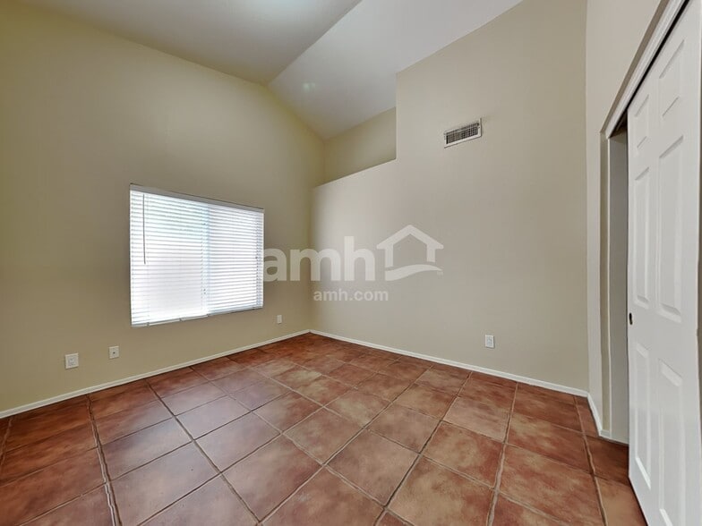 Building Photo - 1214 E Artesian Way