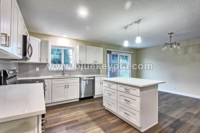 Building Photo - 5 Bed, 3 Bath Home in Orchards with Primary Bedroom on Main