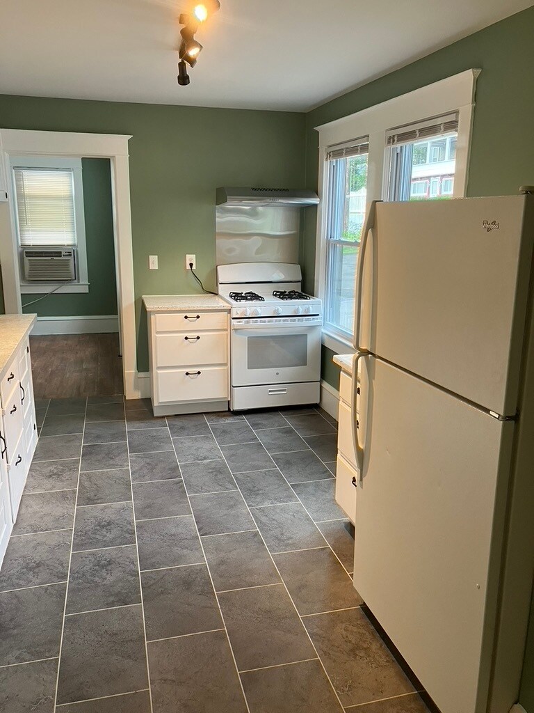 Building Photo - 1302 Hillside Ave