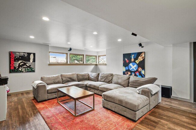 Building Photo - Mid-Century Home