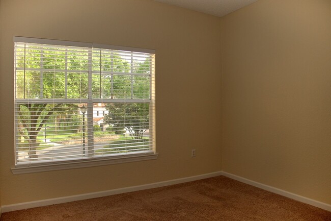 Building Photo - Updated 2/2 in gated community!