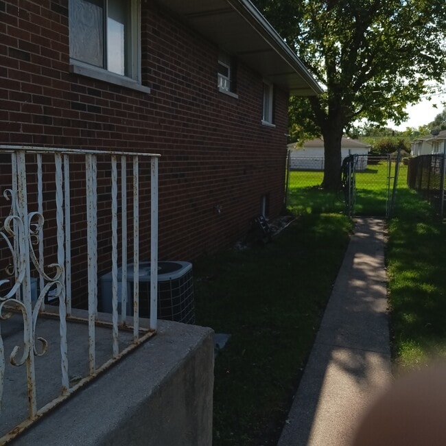 Building Photo - 1821 W 19th Ave