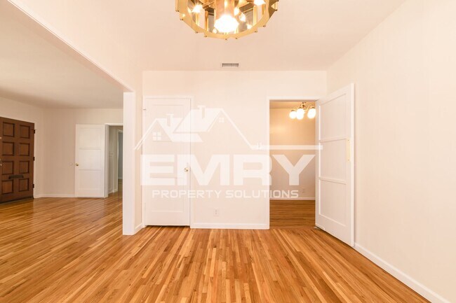 Building Photo - 4743 Levelside Ave