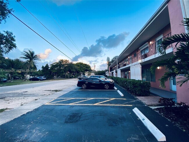 Building Photo - 1560 NE 127th St