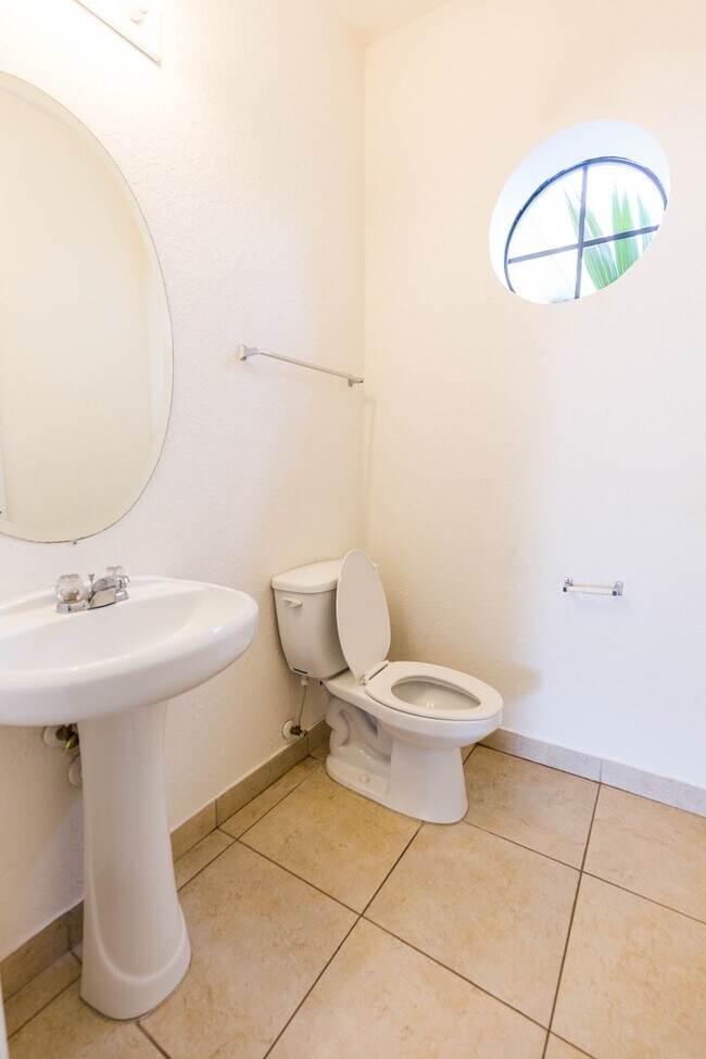 Building Photo - Beautiful spacious 4 bedroom, 2.5 bathroom townhome!